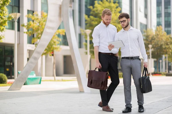 Compañeros Negocios Verano Caminando Hablando Ciudad — Foto de Stock