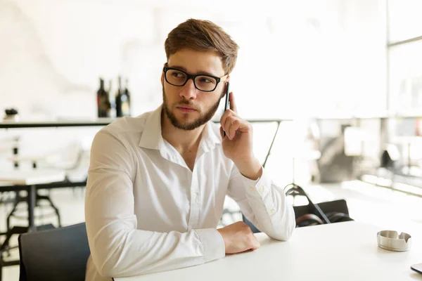 Geschäftsmann Kaffeepause Café Und Telefoniert Mit Smartphone — Stockfoto