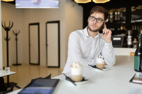 Empresário Ocupado Desfrutando Café Enquanto Online Tablet — Fotografia de Stock