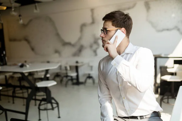 Hombre Negocios Guapo Usando Teléfono Usando Gafas Cafetería — Foto de Stock