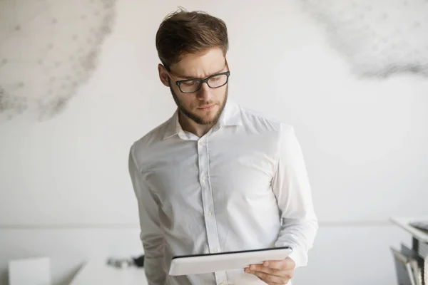 Bonito Homem Negócios Camisa Usando Óculos Usando Tablet — Fotografia de Stock