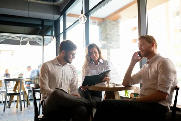Söz ve birlikte gülerek iş adamları