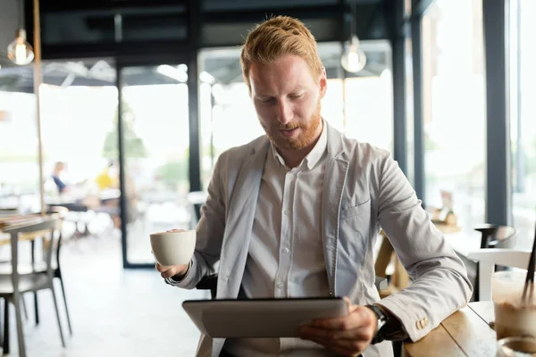Meşgul işadamı kahve yaparken zevk online Tablet