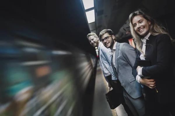 Uomini Affari Attesa Trasporto Metropolitana Sotterraneo — Foto Stock