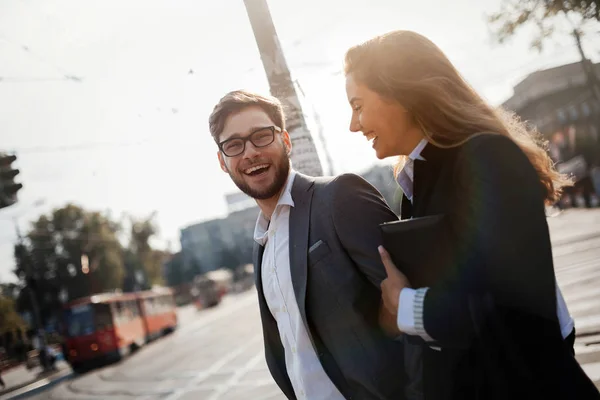 Gelukkig Zakenmensen Stad Lopen Glimlachen — Stockfoto