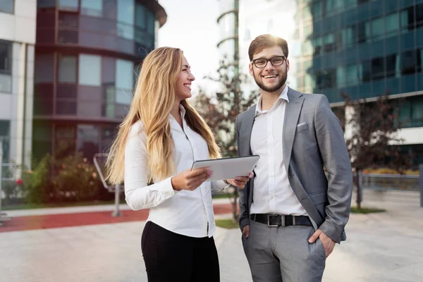 Sokakta commuting ve konuşurken iş adamları