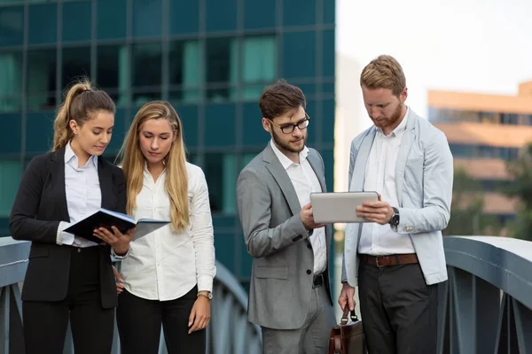 İnsanlar ve meşgul iş açık iş grubu