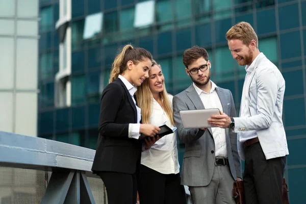 İnsanlar ve meşgul iş açık iş grubu