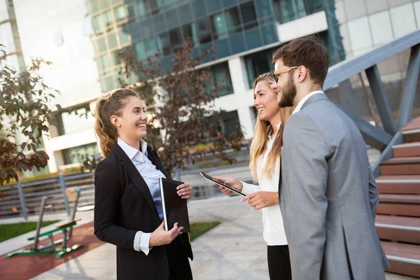 İnsanlar ve meşgul iş açık iş grubu