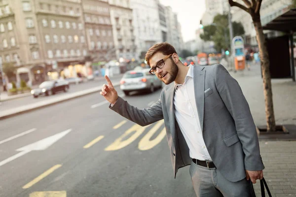 Empresario Saludando Por Taxi Ciudad Ocupada — Foto de Stock