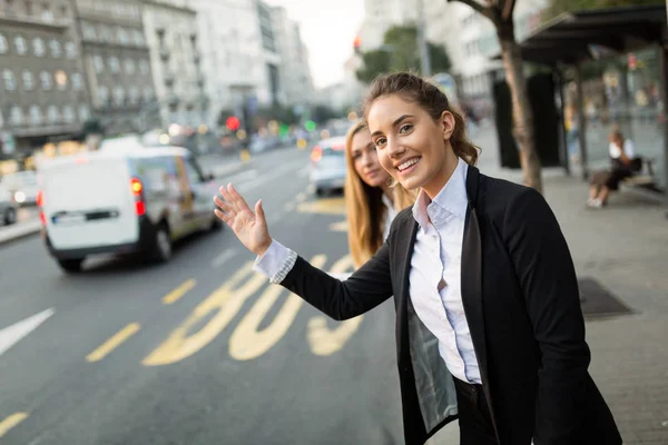 Empresárias Acenando Para Táxi Cidade Lado Estrada — Fotografia de Stock