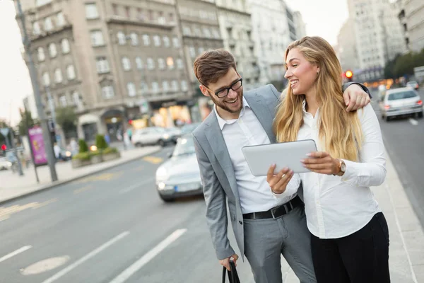 Les Gens Affaires Mobiles Marchent Parlent Dans Centre Ville — Photo