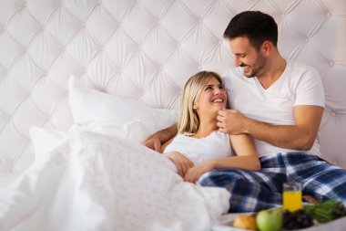 Yatak odasında romantik kez sahip genç mutlu çift