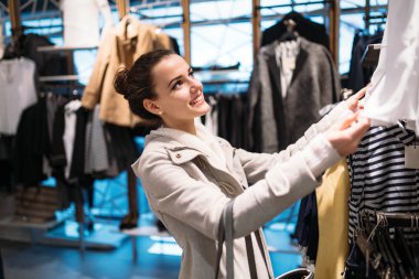 Genç çekici kadın giyim alışveriş merkezi