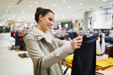 Genç çekici kadın giyim alışveriş merkezi