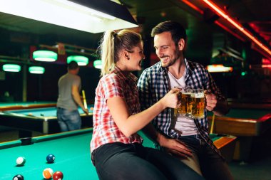 Birlikte Bilardo kulüp tarihte genç çekici çift