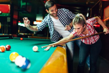 Genç çekici çift oyun snooker birlikte bar
