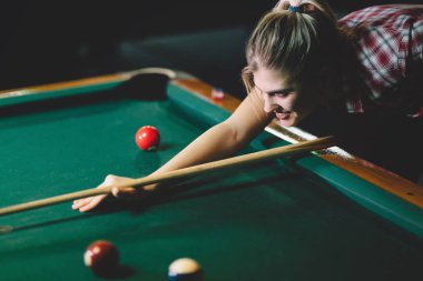 Genç çekici gülümseyen kadın havuz çalmaya çubuk