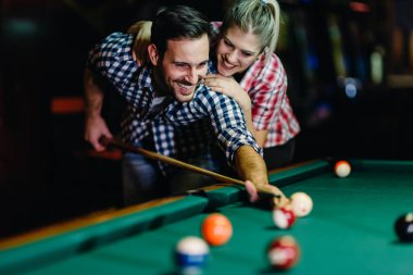 Genç çekici çift oyun snooker birlikte bar