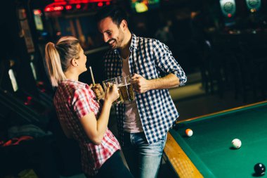 Birlikte Bilardo kulüp tarihte genç çekici çift