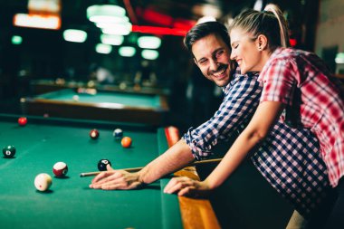 Genç çekici çift oyun snooker birlikte bar