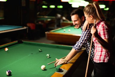 Genç çekici çift oyun snooker birlikte bar