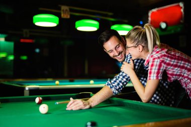 Genç çekici çift oyun snooker birlikte bar