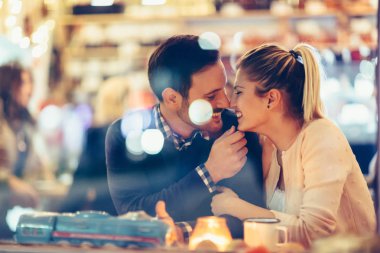 Geceleri barda çıkan romantik genç çiftin