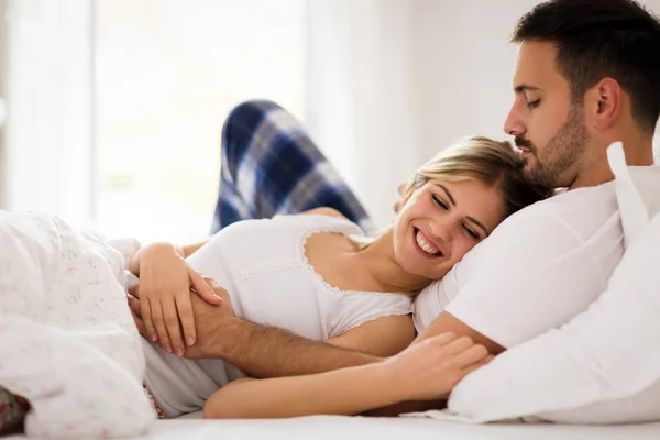 Jonge Gelukkige Paar Met Romantische Tijden Hebben Slaapkamer — Stockfoto
