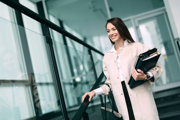 Retrato Joven Atractiva Empresaria Que Oficina — Foto de Stock