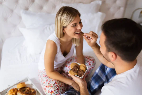 Joven Pareja Feliz Teniendo Momentos Románticos Dormitorio — Foto de Stock