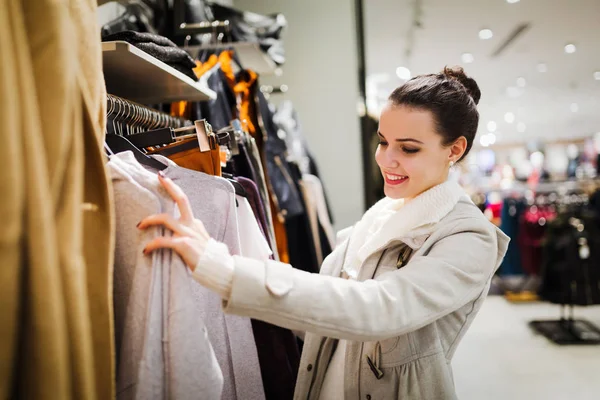 Молодая Привлекательная Женщина Покупает Одежду Торговом Центре — стоковое фото