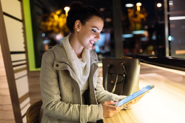 Kafede Dijital Tablet Kullanarak Çekici Genç Kadın — Stok fotoğraf