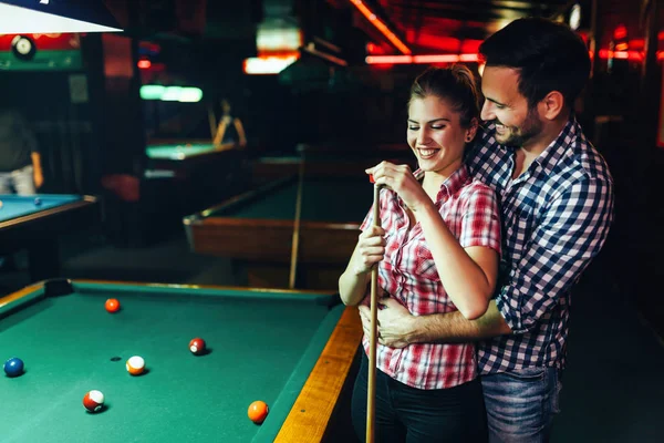 Jovem Casal Atraente Juntos Data Clube Snooker — Fotografia de Stock