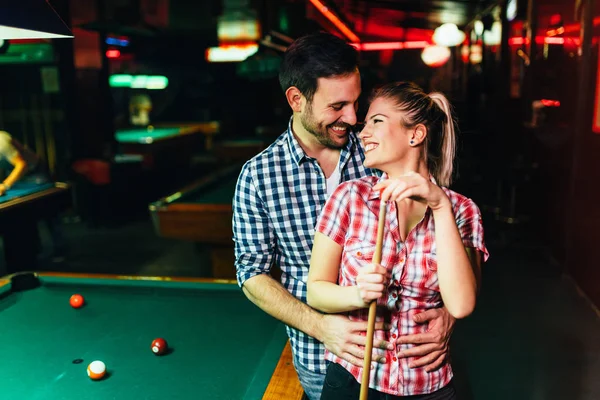 Jovem Casal Atraente Juntos Data Clube Snooker — Fotografia de Stock