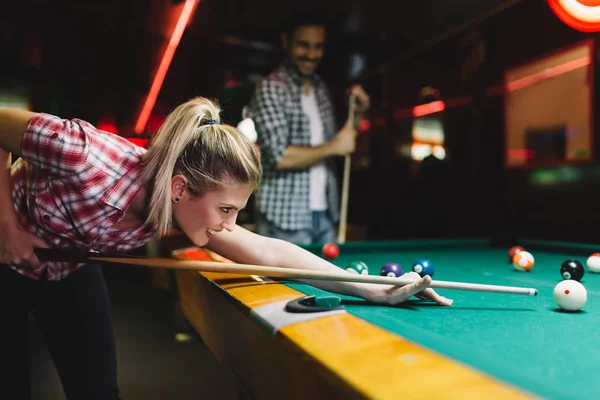 Jeune Femme Souriante Attrayante Jouant Billard Dans Bar — Photo