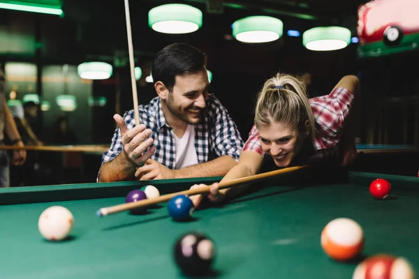 Joven Pareja Atractiva Jugando Billar Juntos Bar — Foto de Stock