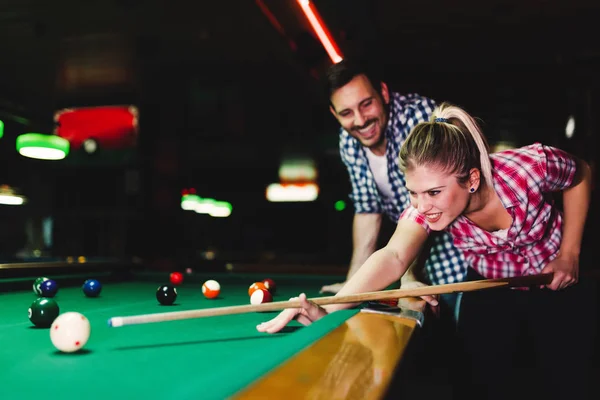 Jeune Couple Attrayant Jouant Snooker Ensemble Dans Bar — Photo