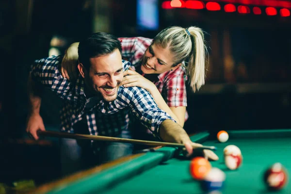 Junges Attraktives Paar Spielt Gemeinsam Snooker Bar — Stockfoto