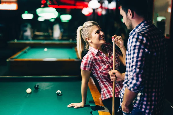 Jovem Casal Atraente Juntos Data Clube Snooker — Fotografia de Stock