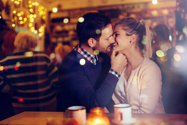 Romântico Jovem Casal Namoro Pub Noite — Fotografia de Stock