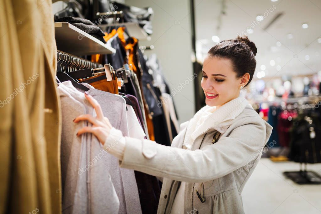 Mujer Atractiva Joven Comprando Ropa Centro Comercial — Foto de