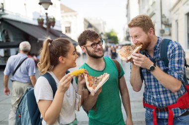 Harita gezi şehirde tutan genç mutlu turist