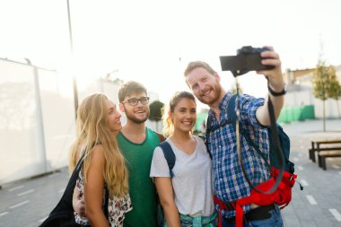Selfie alma ve gülen genç mutlu öğrenciler