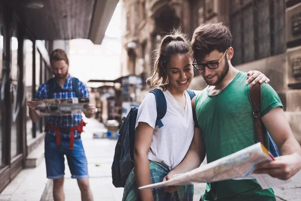 Jovens Turistas Felizes Segurando Mapa Passear Cidade — Fotografia de Stock