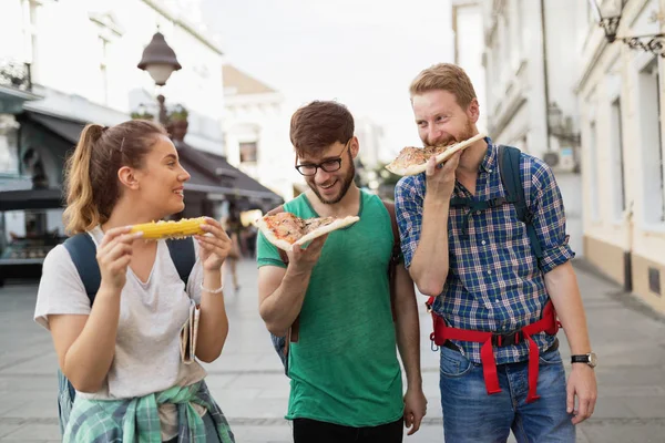 Jovens Turistas Felizes Segurando Mapa Passear Cidade — Fotografia de Stock