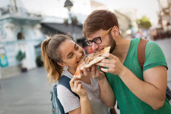Estudantes comendo pizza na rua — Fotografia de Stock