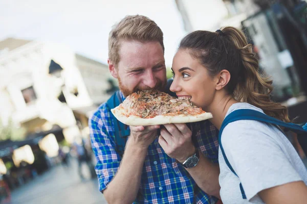 通りにピザを食べて幸せな学生 — ストック写真