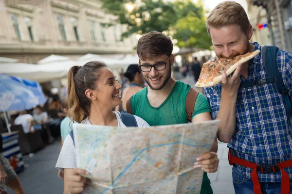 Jovens Turistas Felizes Segurando Mapa Passear Cidade — Fotografia de Stock