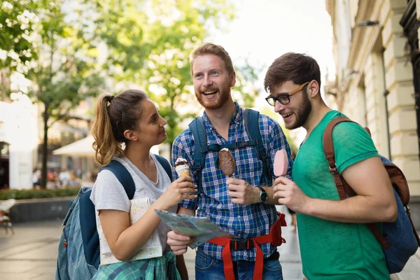 Resande ungdomar sightseeing — Stockfoto